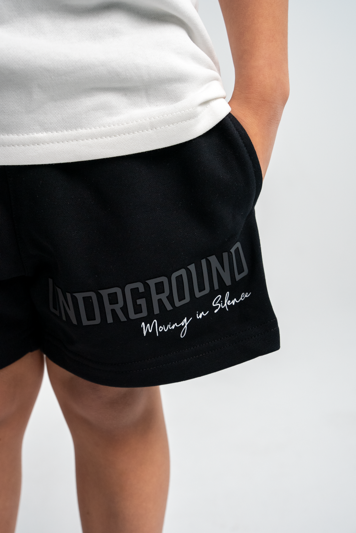 UG MOVING IN SILENCE SHORTS KIDS 'BLACK/CHARCOAL'